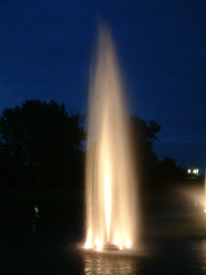 Kasco 8400JF 2 HP Floating Aerating Fountain - Redwood Fountain Pattern - Shown with optional Lighting Package